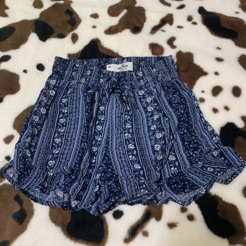 blue ruffle edge hollister shorts 🫐